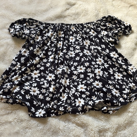 Eclipse Floral Printed Top – Size M | Off Shoulder| Flowy Fit | - Picture 3 of 3